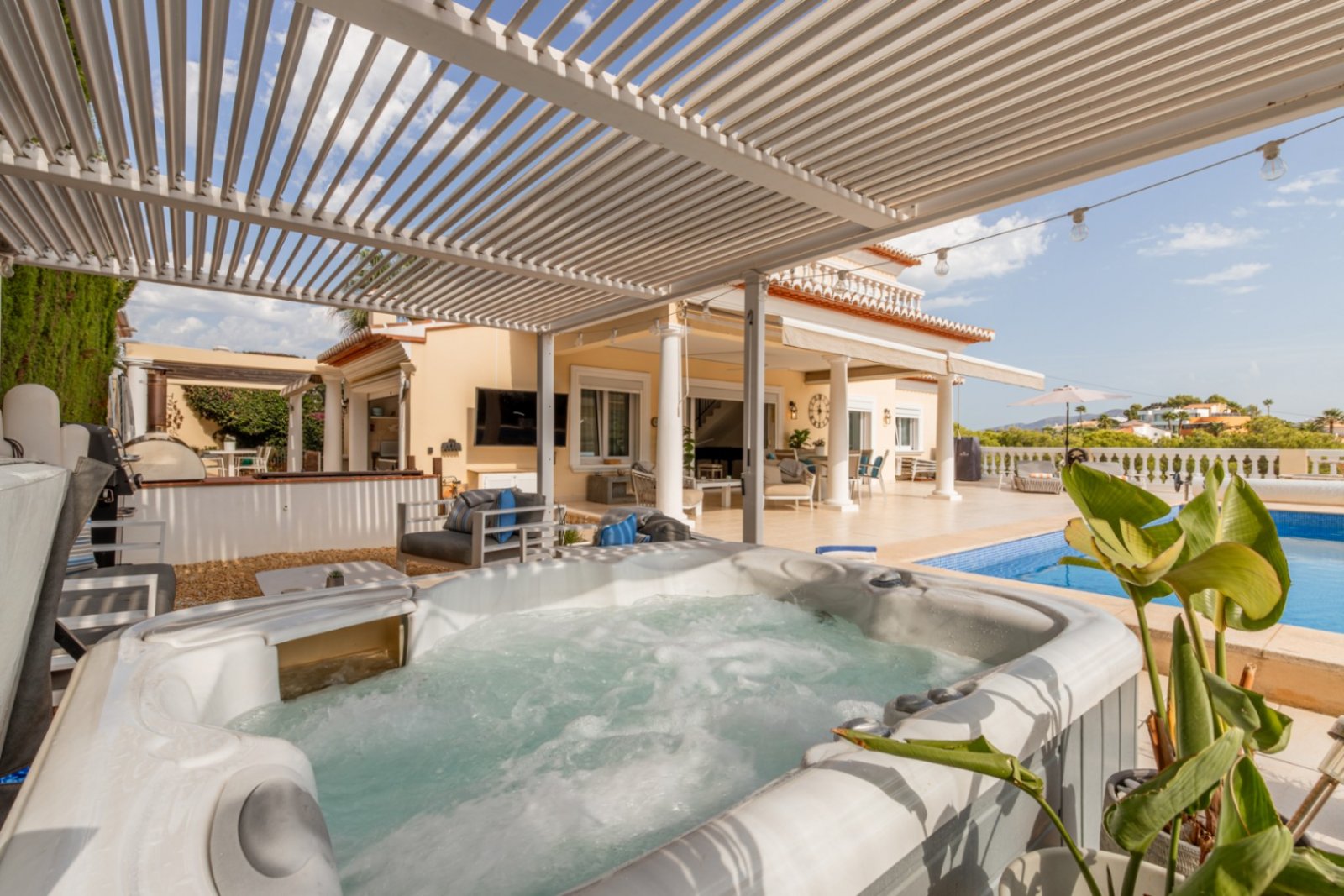 Villa de 3 chambres, 3 salles de bains, garage, piscine privée et vue sur la mer et la montagne près d'El Portet