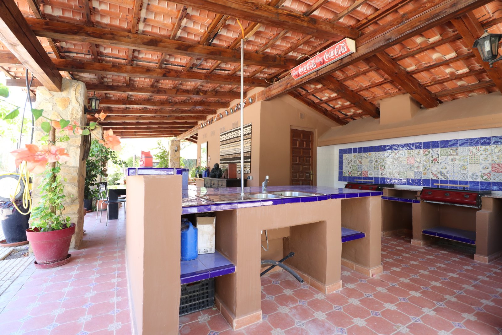 Magnifique villa avec 7 chambres, 5 salles de bains, piscine privée et belles vues sur un grand terrain