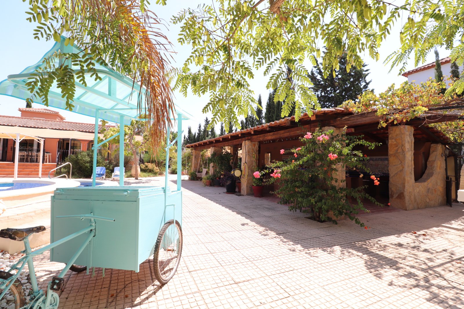 Magnifique villa avec 7 chambres, 5 salles de bains, piscine privée et belles vues sur un grand terrain