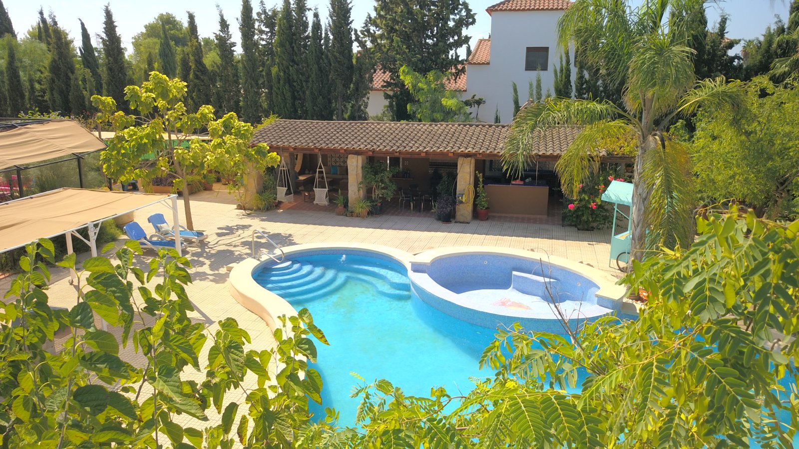 Magnifique villa avec 7 chambres, 5 salles de bains, piscine privée et belles vues sur un grand terrain