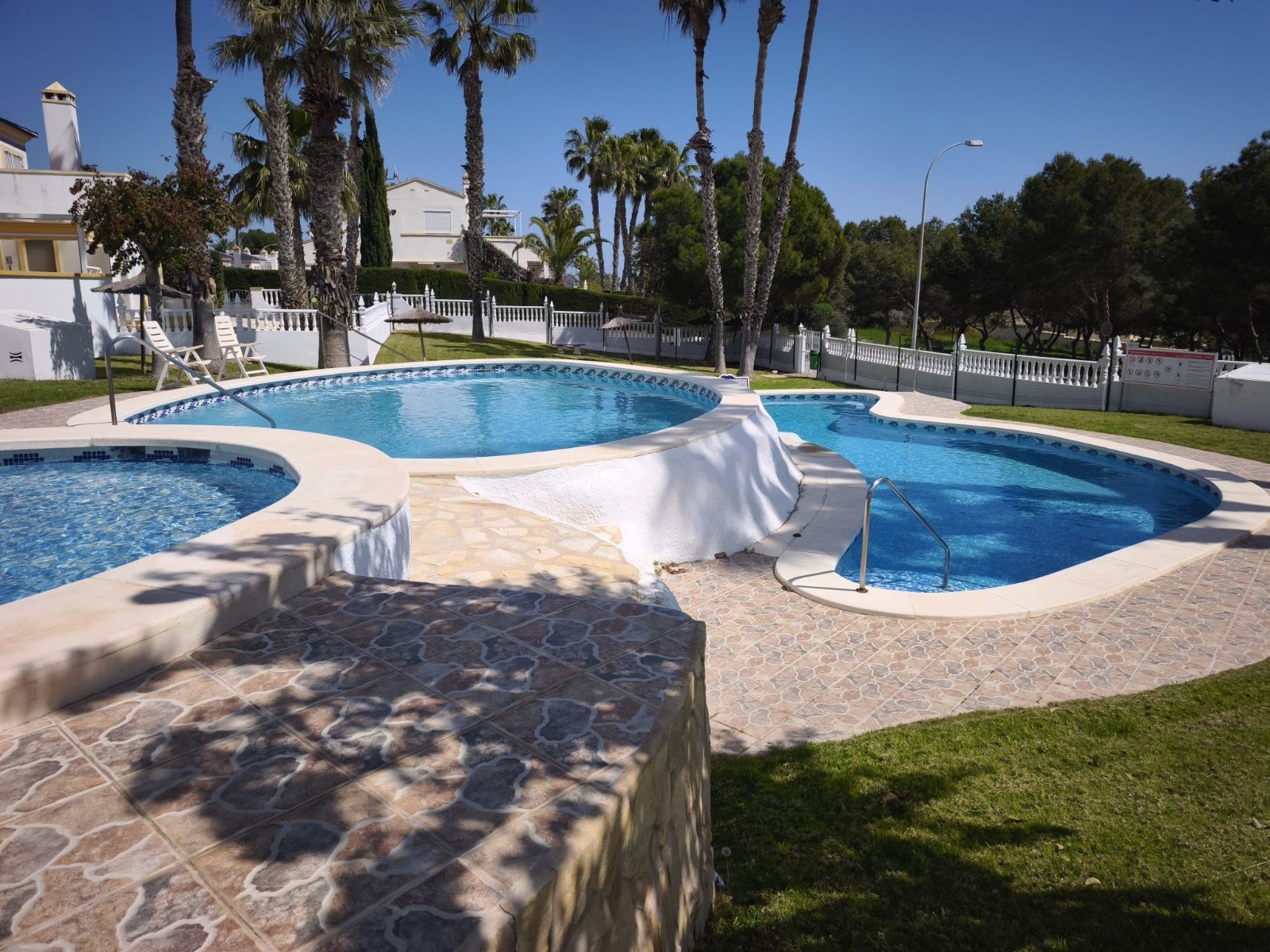 Bungalow de deux chambres avec solarium privé et piscine commune