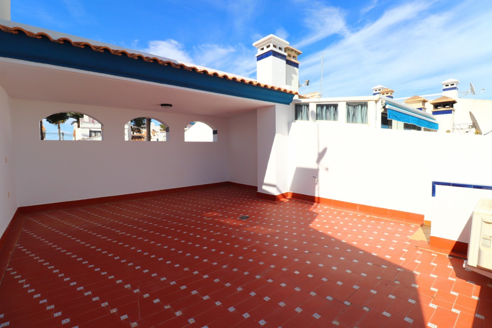 Bungalow de deux chambres avec solarium privé et piscine commune