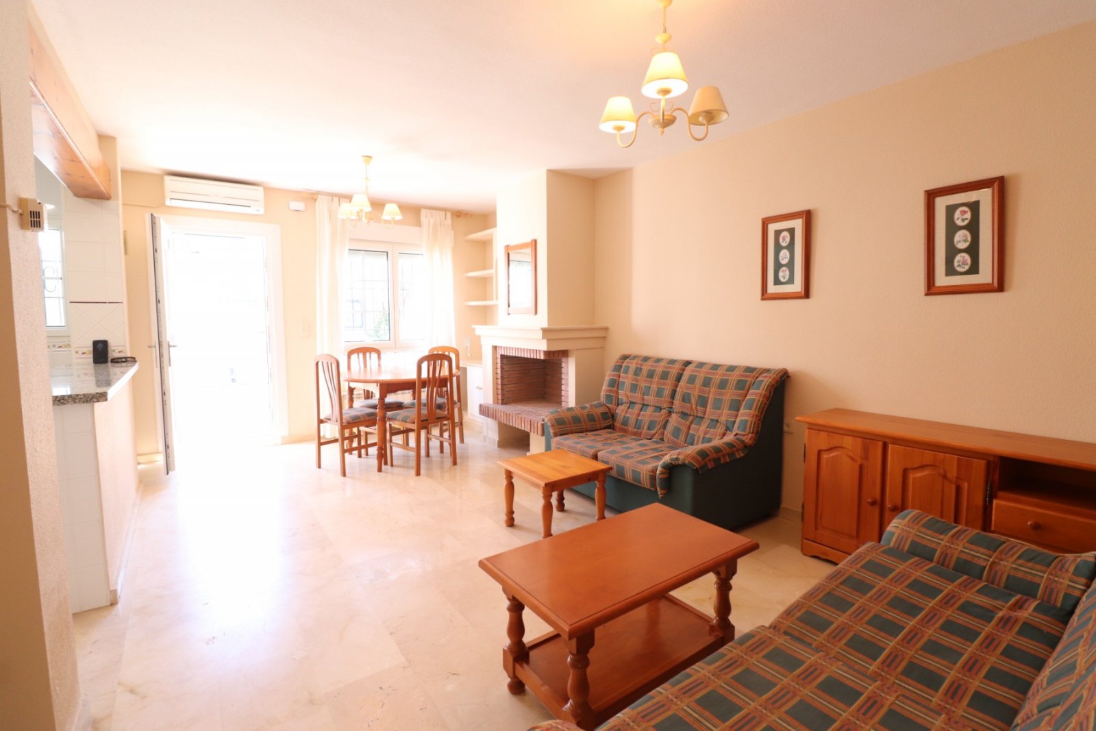 Bungalow de deux chambres avec solarium privé et piscine commune