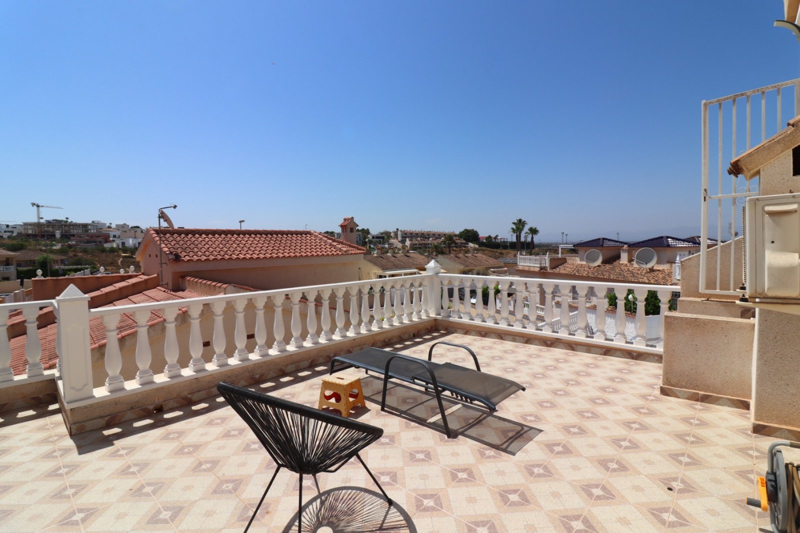 Villa individuelle impeccablement entretenue, comprenant quatre chambres, trois salles de bains, une terrasse sur le toit et une piscine privée