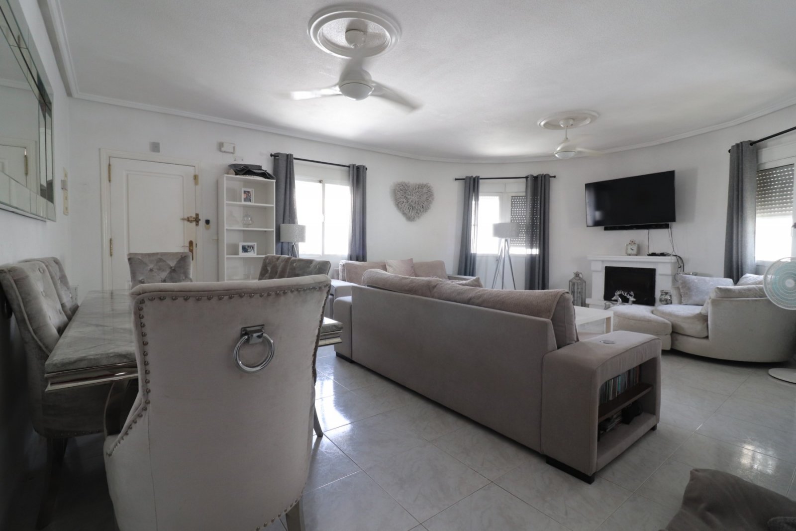 Villa individuelle impeccablement entretenue, comprenant quatre chambres, trois salles de bains, une terrasse sur le toit et une piscine privée