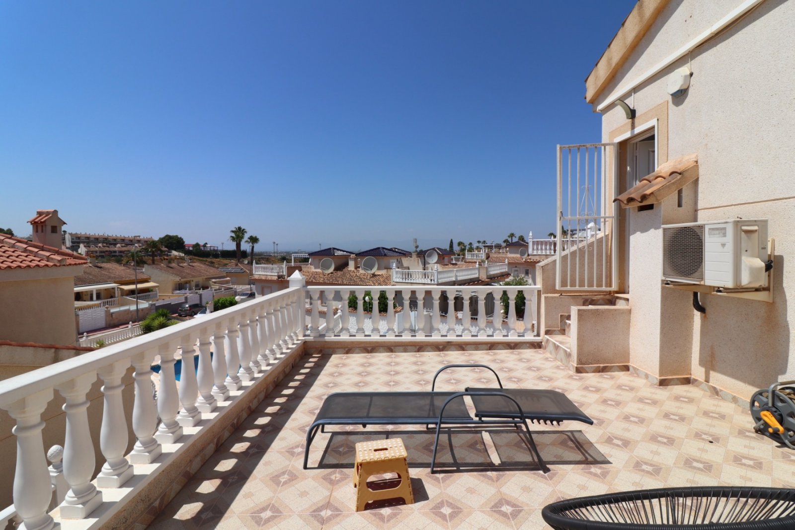 Villa individuelle impeccablement entretenue, comprenant quatre chambres, trois salles de bains, une terrasse sur le toit et une piscine privée