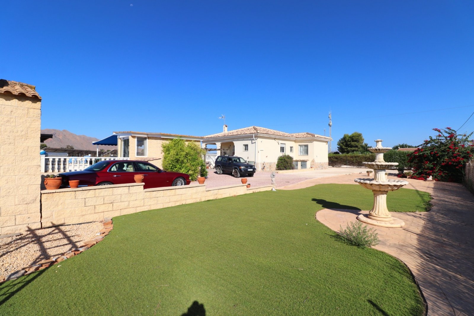 Villa avec 3 chambres, 2 salles de bains, un garage, une piscine privée et une belle vue