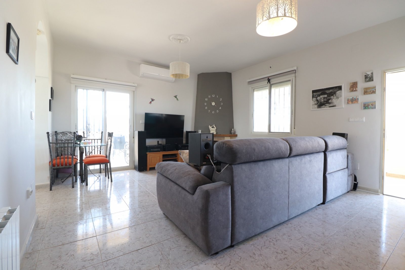 Villa avec 3 chambres, 2 salles de bains, un garage, une piscine privée et une belle vue