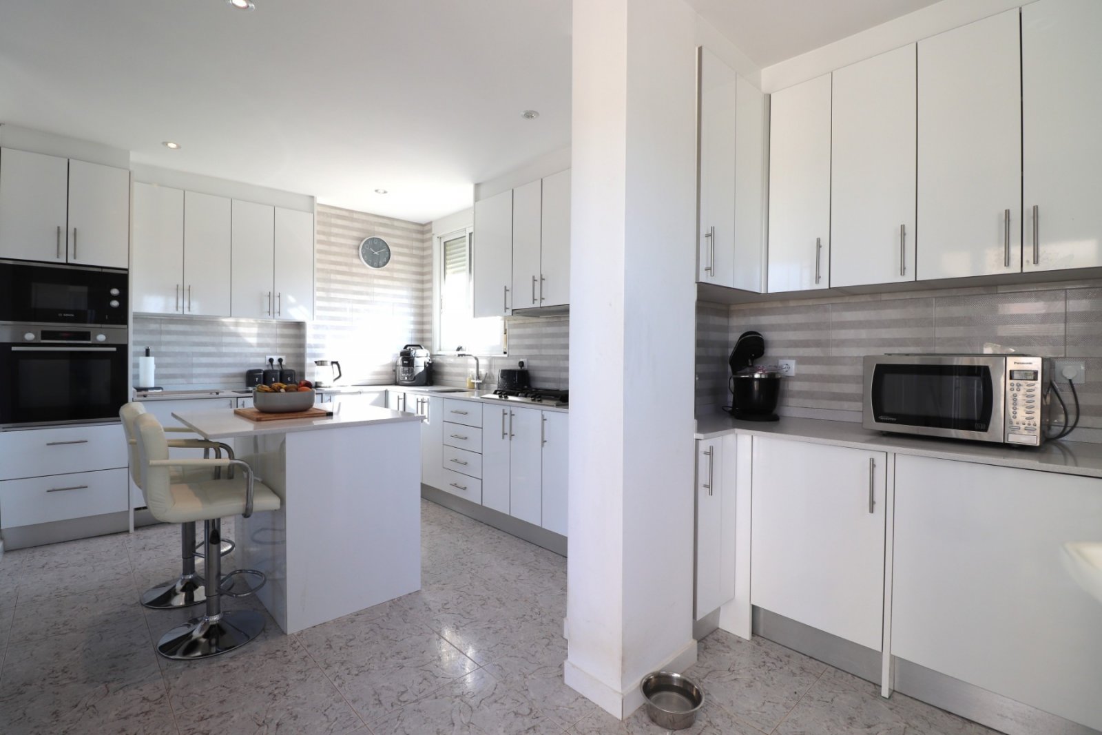 Villa avec 3 chambres, 2 salles de bains, un garage, une piscine privée et une belle vue