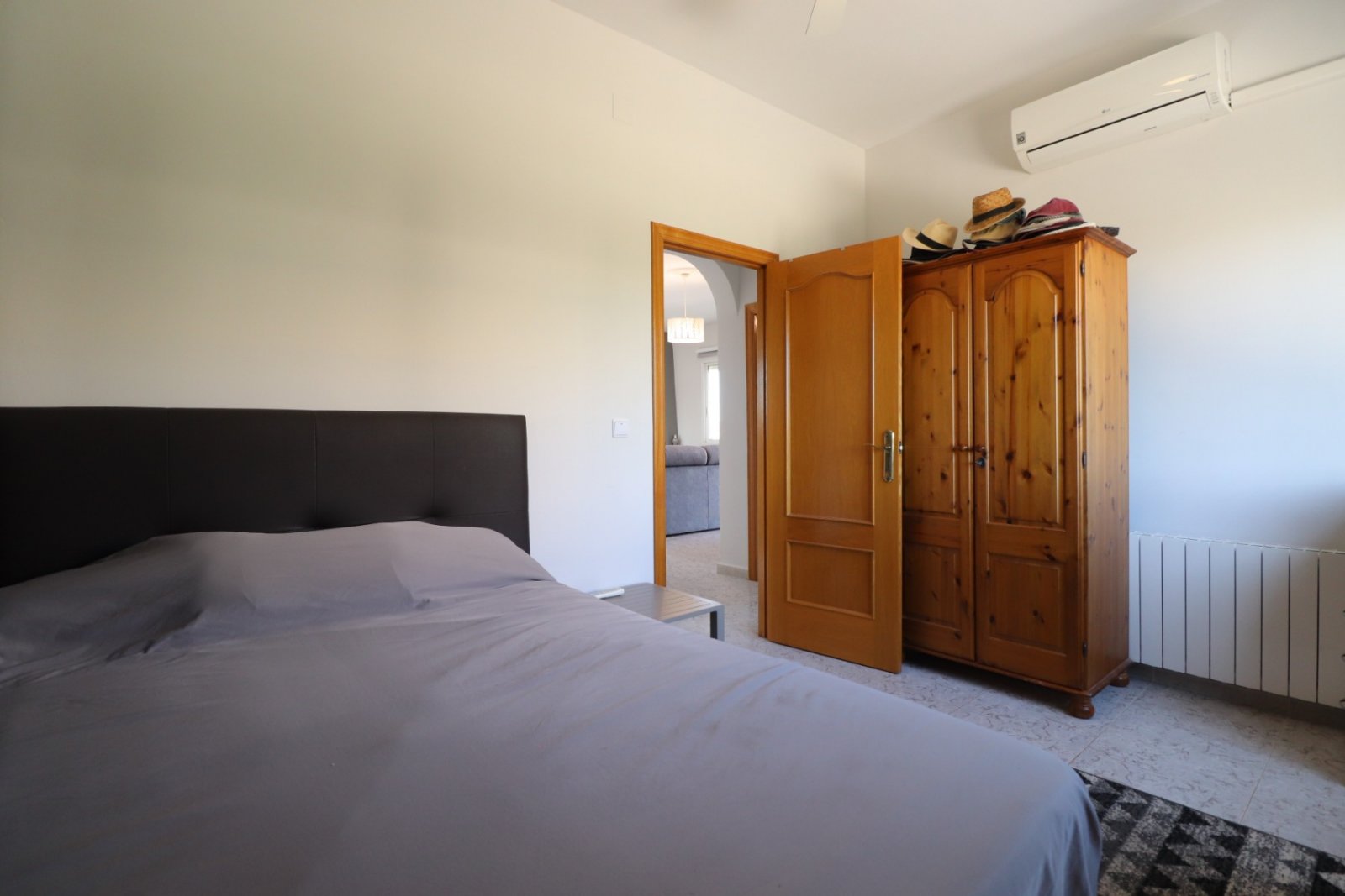 Villa avec 3 chambres, 2 salles de bains, un garage, une piscine privée et une belle vue
