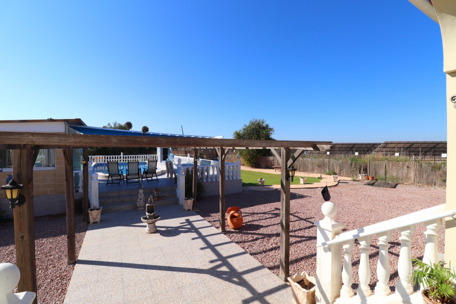 Villa avec 3 chambres, 2 salles de bains, un garage, une piscine privée et une belle vue