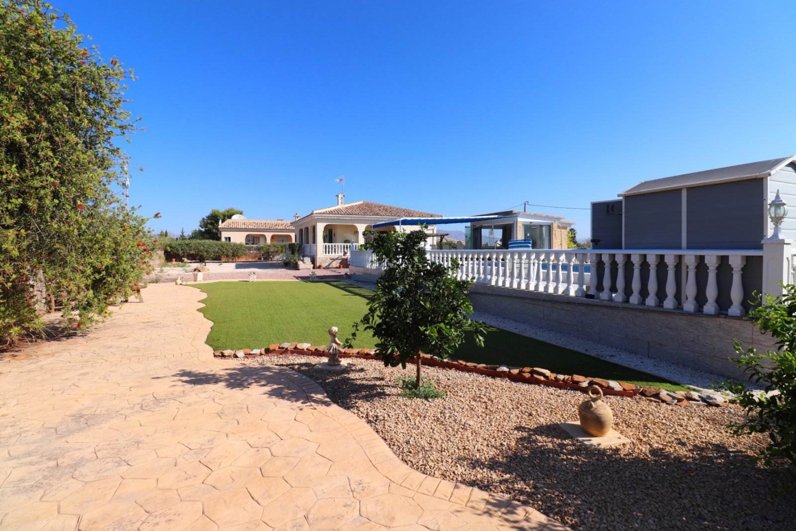 Villa avec 3 chambres, 2 salles de bains, un garage, une piscine privée et une belle vue