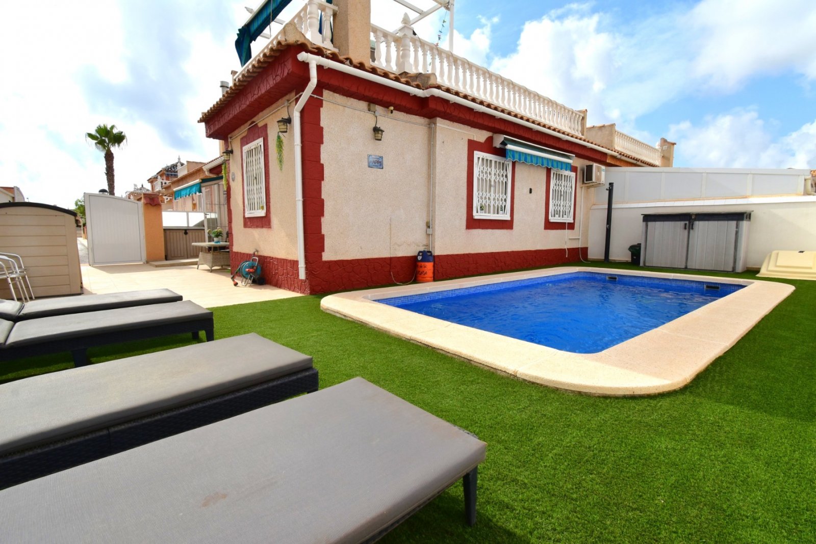 Maison mitoyenne avec 2 chambres, 1 salle de bains, une place de parking, une piscine privée et une piscine commune à Playa Flamenca
