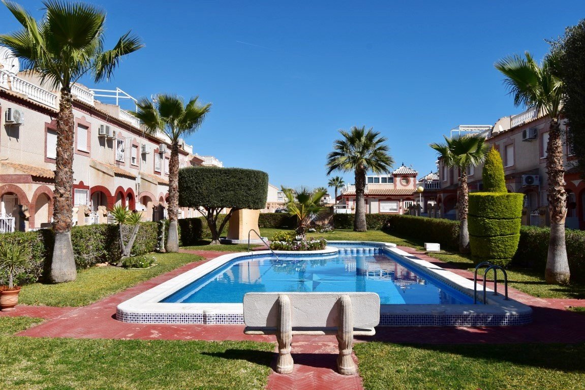 Maison mitoyenne avec 2 chambres, 1 salle de bains, une place de parking, une piscine privée et une piscine commune à Playa Flamenca