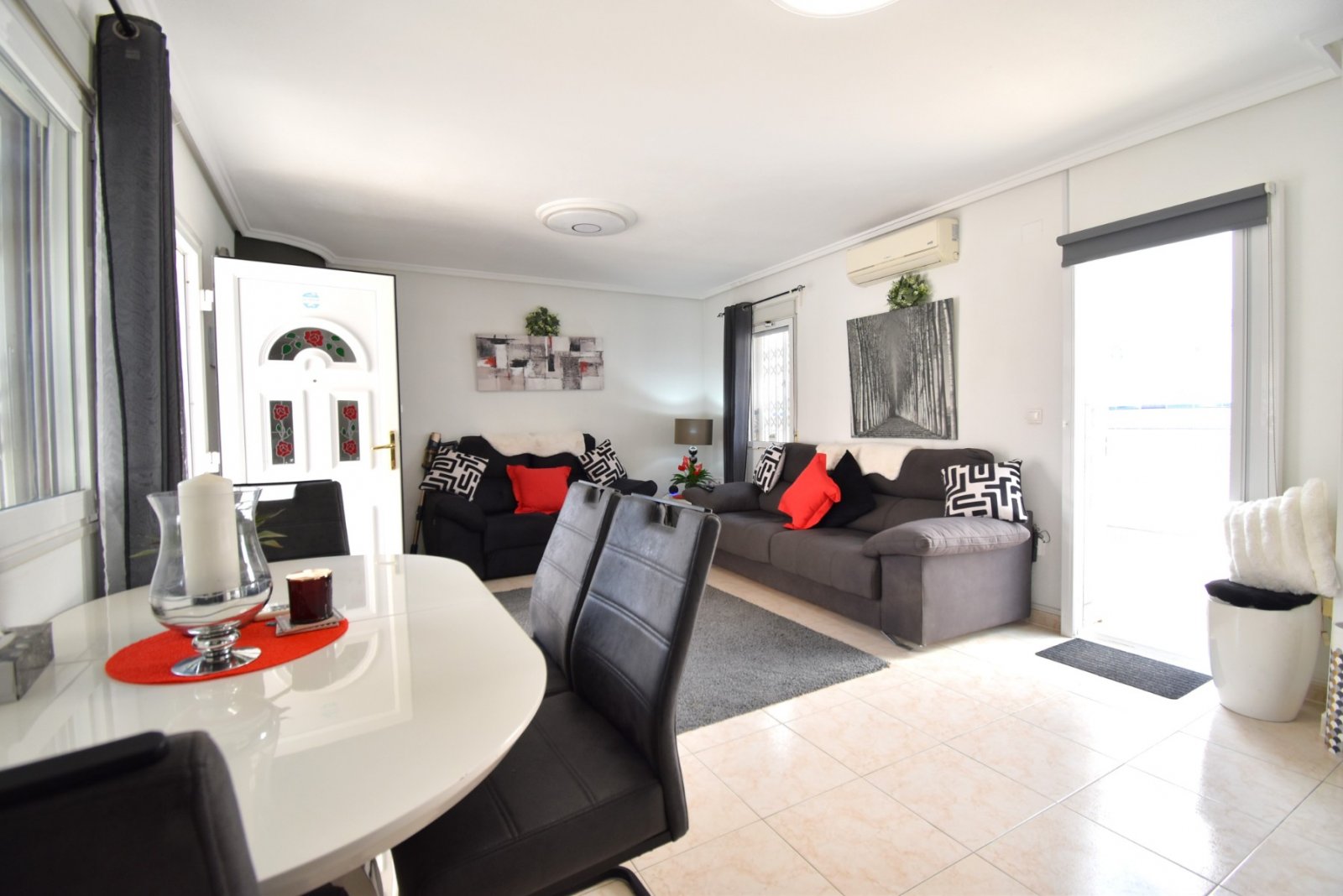 Maison mitoyenne avec 2 chambres, 1 salle de bains, une place de parking, une piscine privée et une piscine commune à Playa Flamenca
