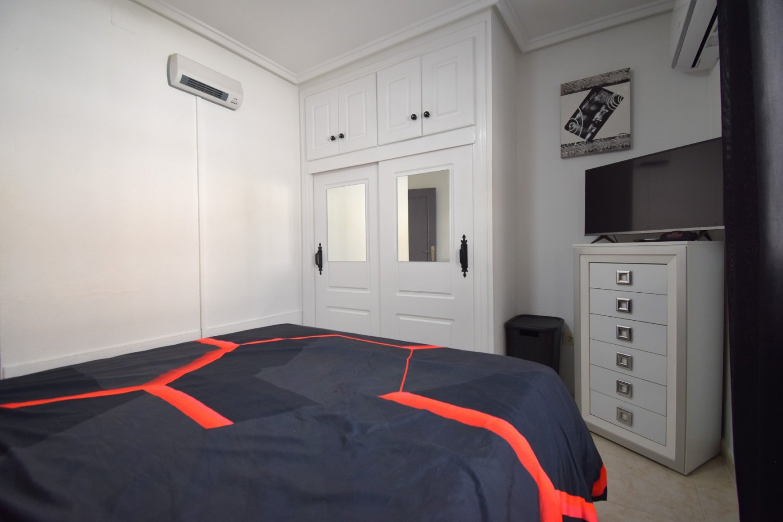 Maison mitoyenne avec 2 chambres, 1 salle de bains, une place de parking, une piscine privée et une piscine commune à Playa Flamenca