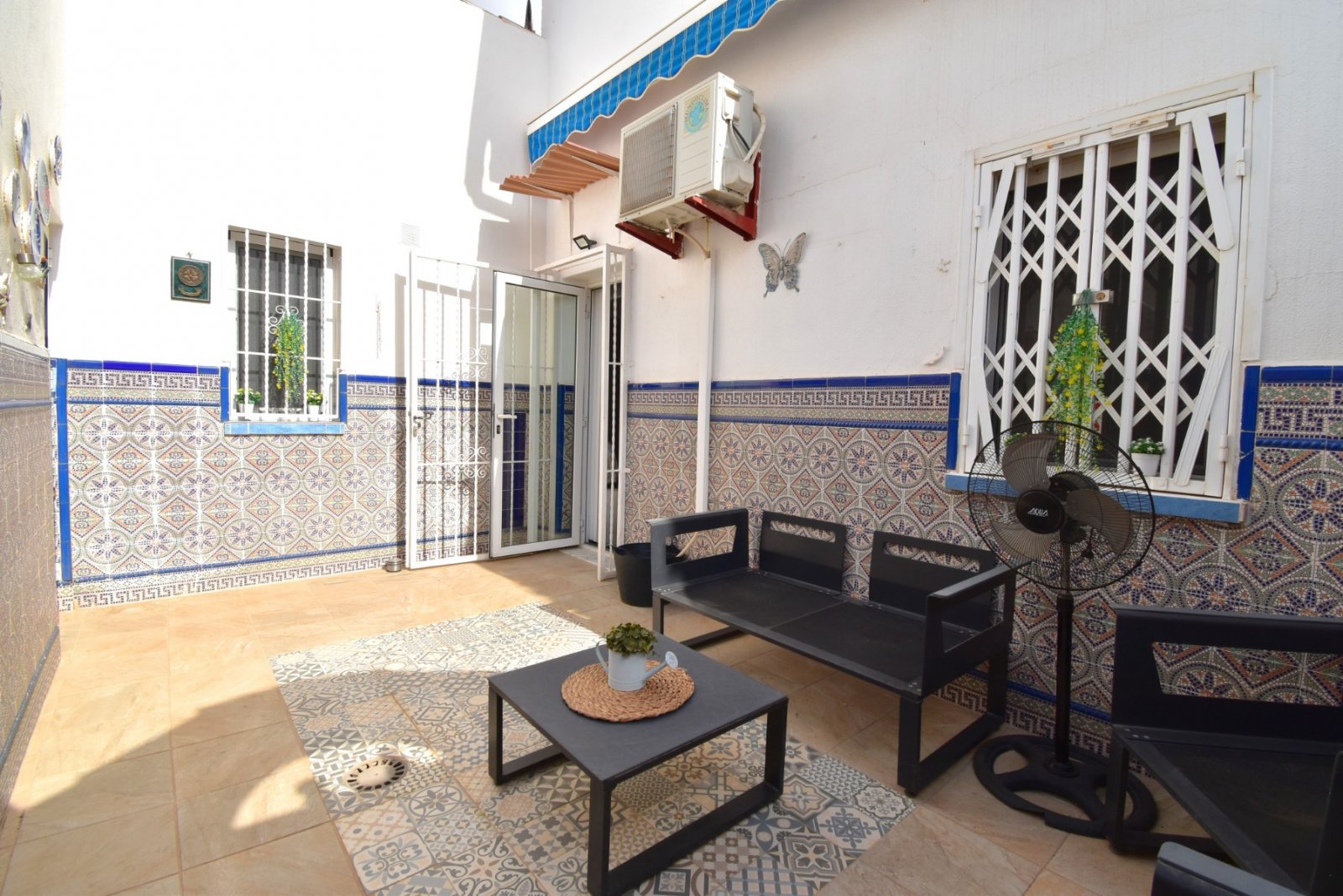 Maison mitoyenne avec 2 chambres, 1 salle de bains, une place de parking, une piscine privée et une piscine commune à Playa Flamenca