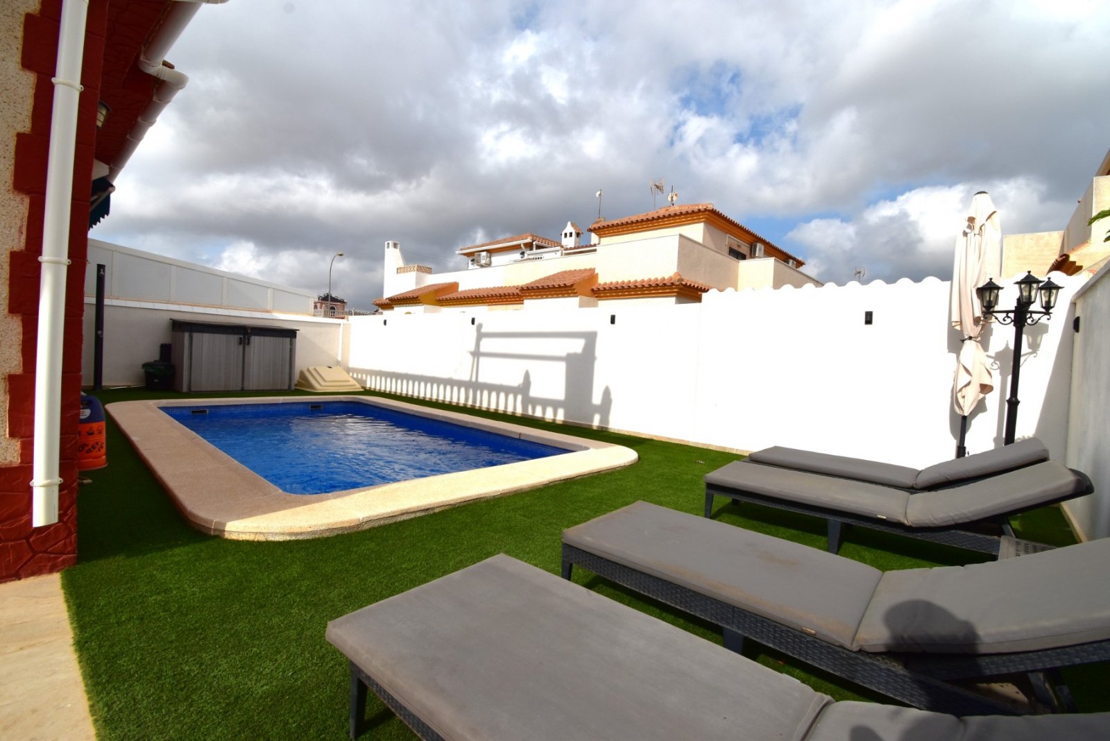 Maison mitoyenne avec 2 chambres, 1 salle de bains, une place de parking, une piscine privée et une piscine commune à Playa Flamenca
