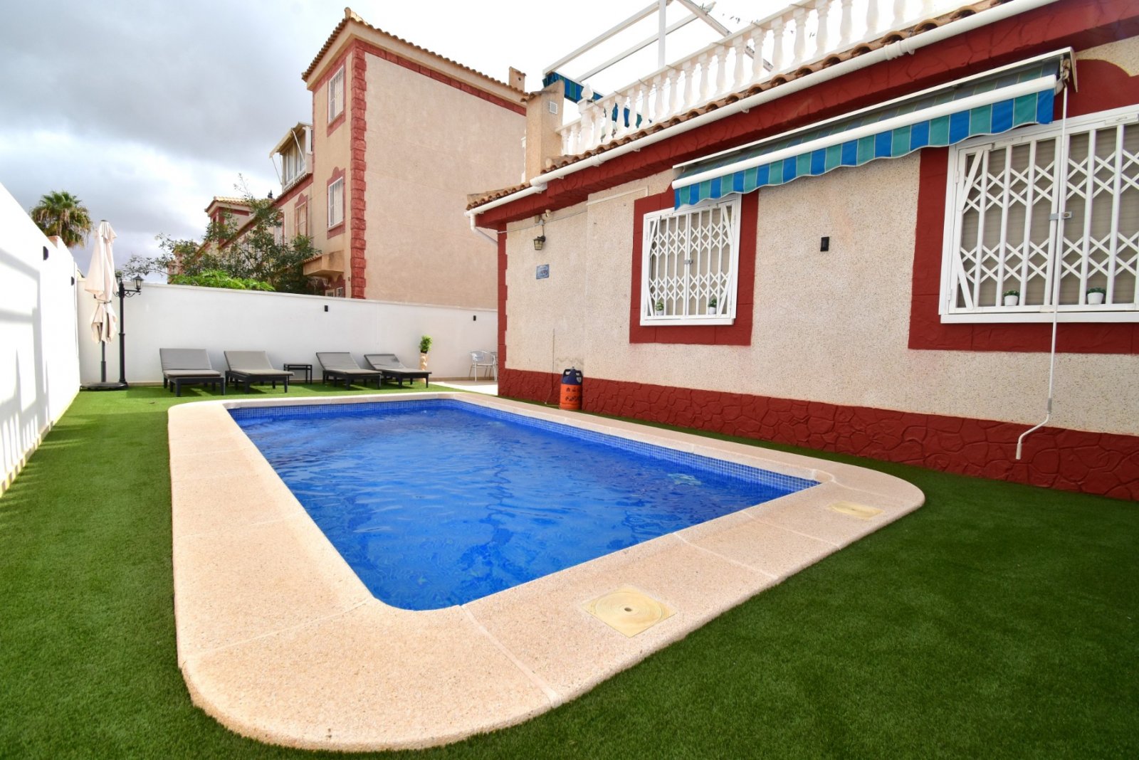 Maison mitoyenne avec 2 chambres, 1 salle de bains, une place de parking, une piscine privée et une piscine commune à Playa Flamenca