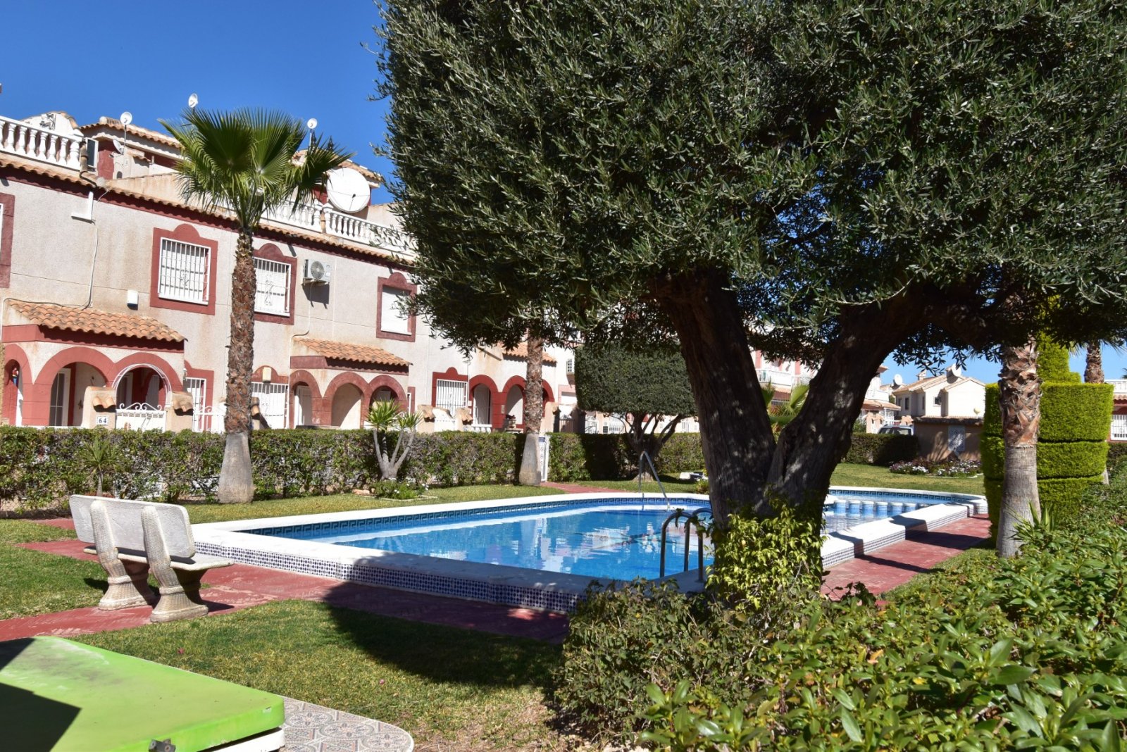 Maison mitoyenne avec 2 chambres, 1 salle de bains, une place de parking, une piscine privée et une piscine commune à Playa Flamenca