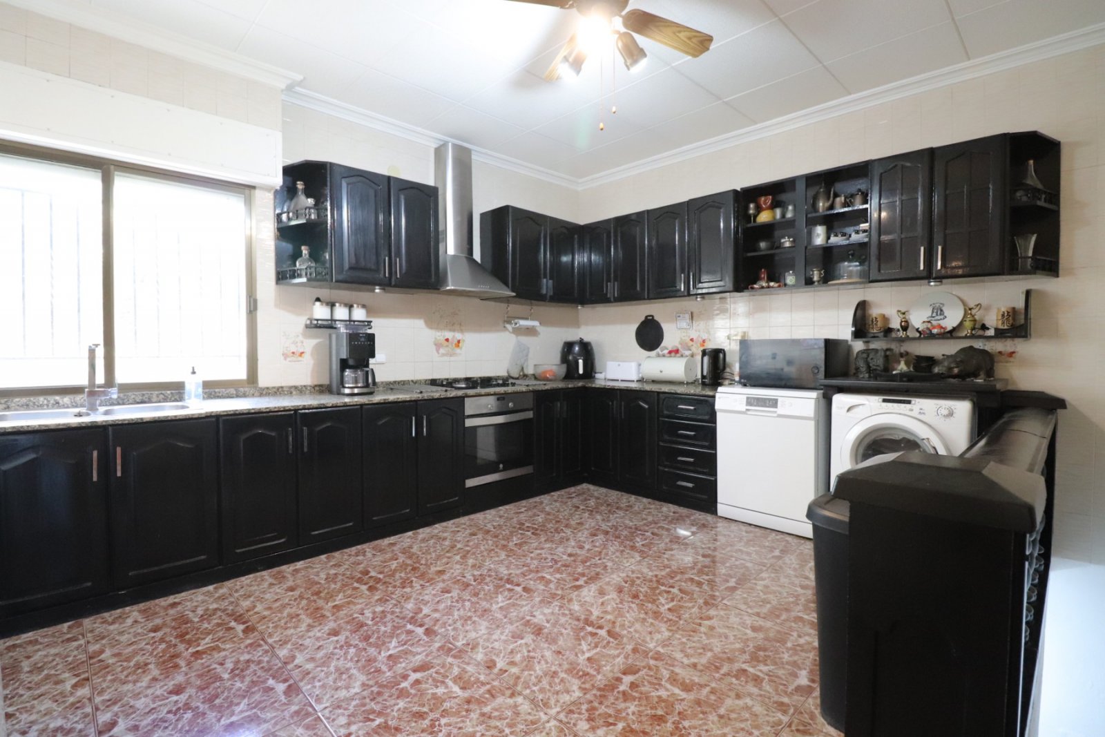 Villa avec 6 chambres, 4 salles de bains, un garage et une piscine privée