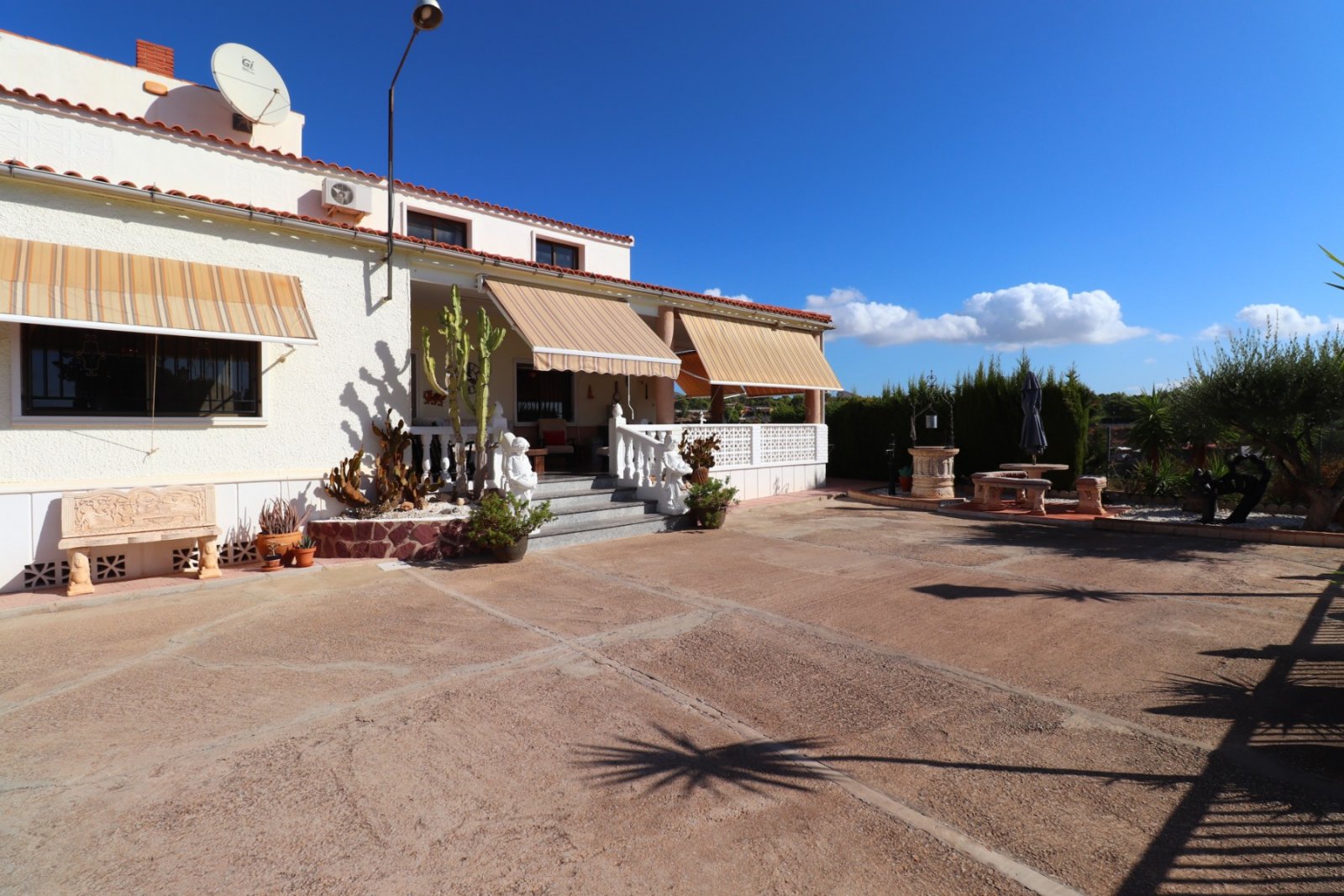 Villa avec 6 chambres, 4 salles de bains, un garage et une piscine privée