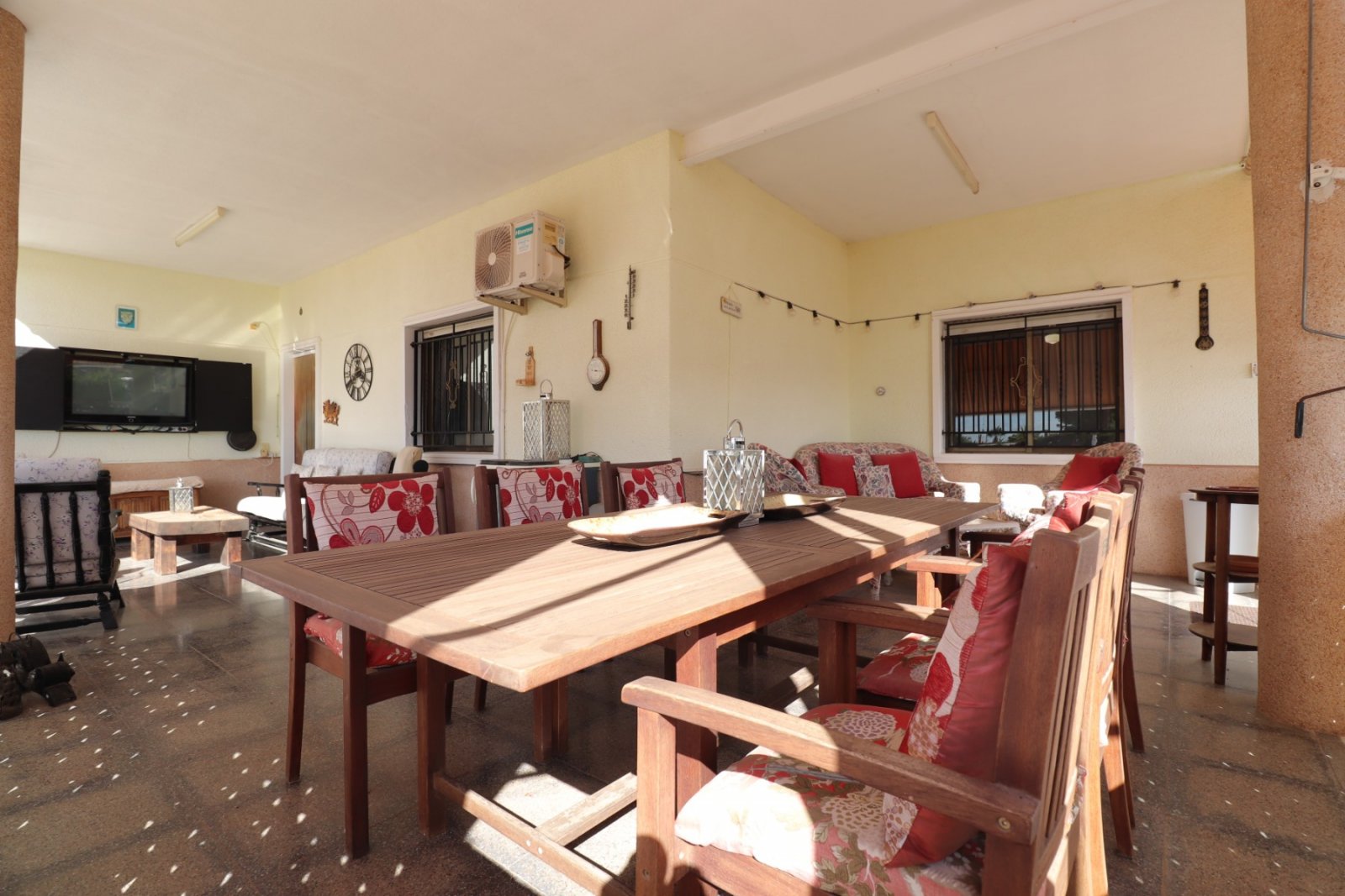 Villa avec 6 chambres, 4 salles de bains, un garage et une piscine privée