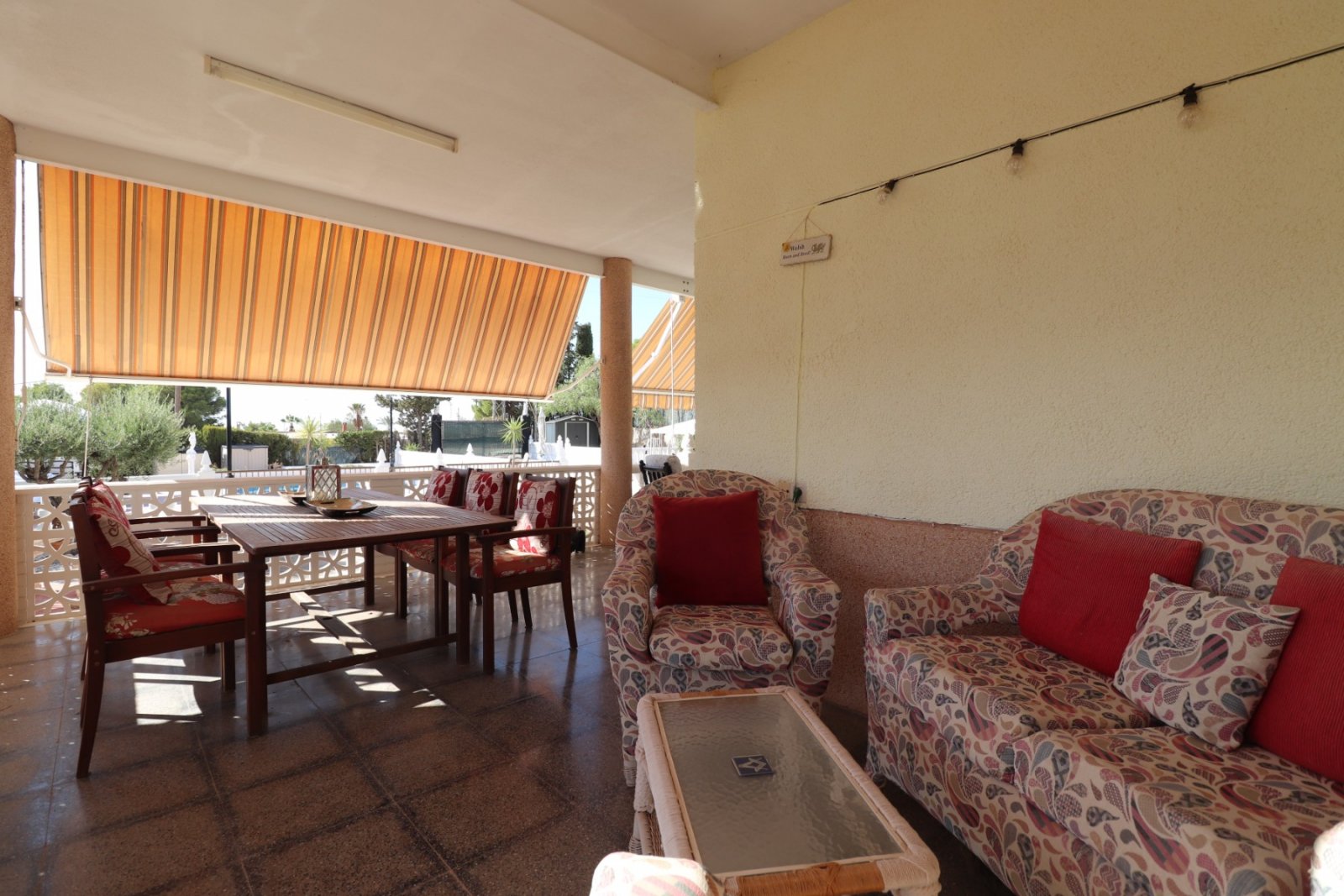 Villa avec 6 chambres, 4 salles de bains, un garage et une piscine privée