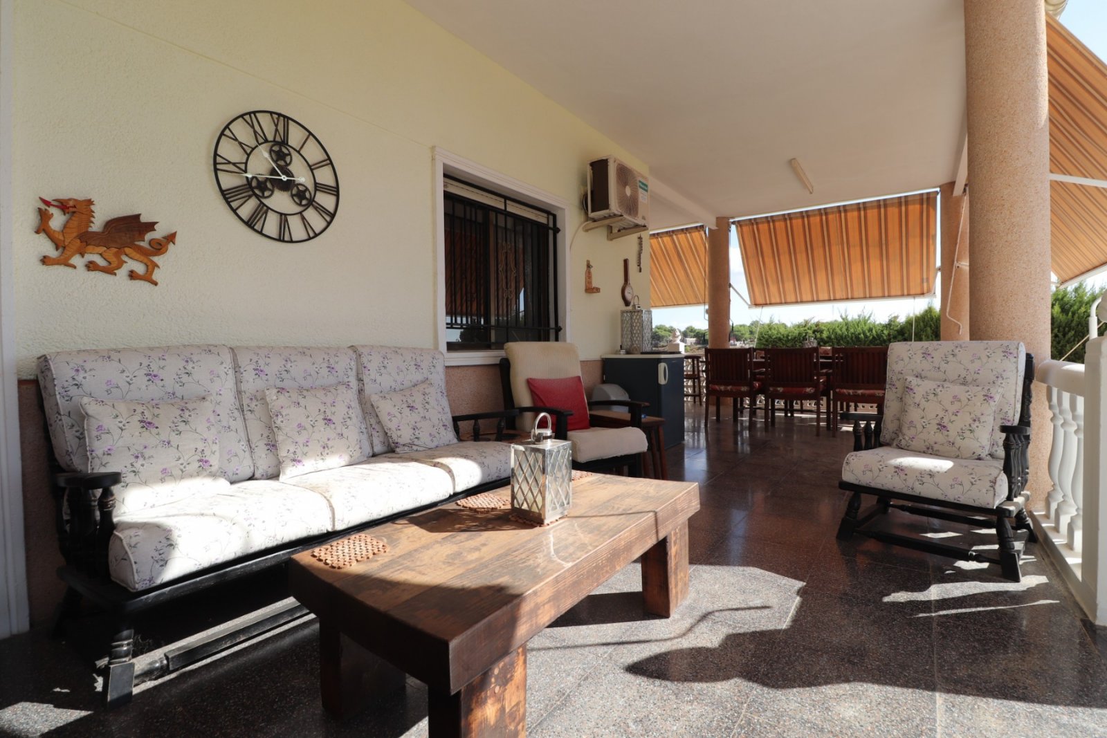 Villa avec 6 chambres, 4 salles de bains, un garage et une piscine privée