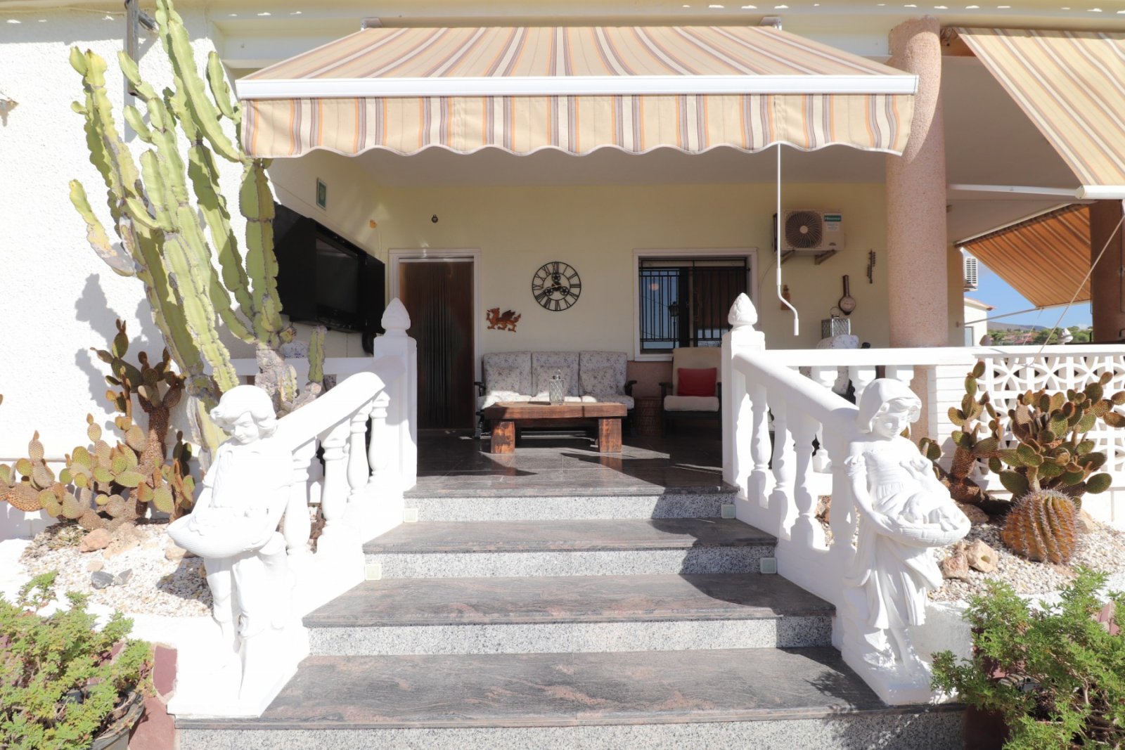 Villa avec 6 chambres, 4 salles de bains, un garage et une piscine privée