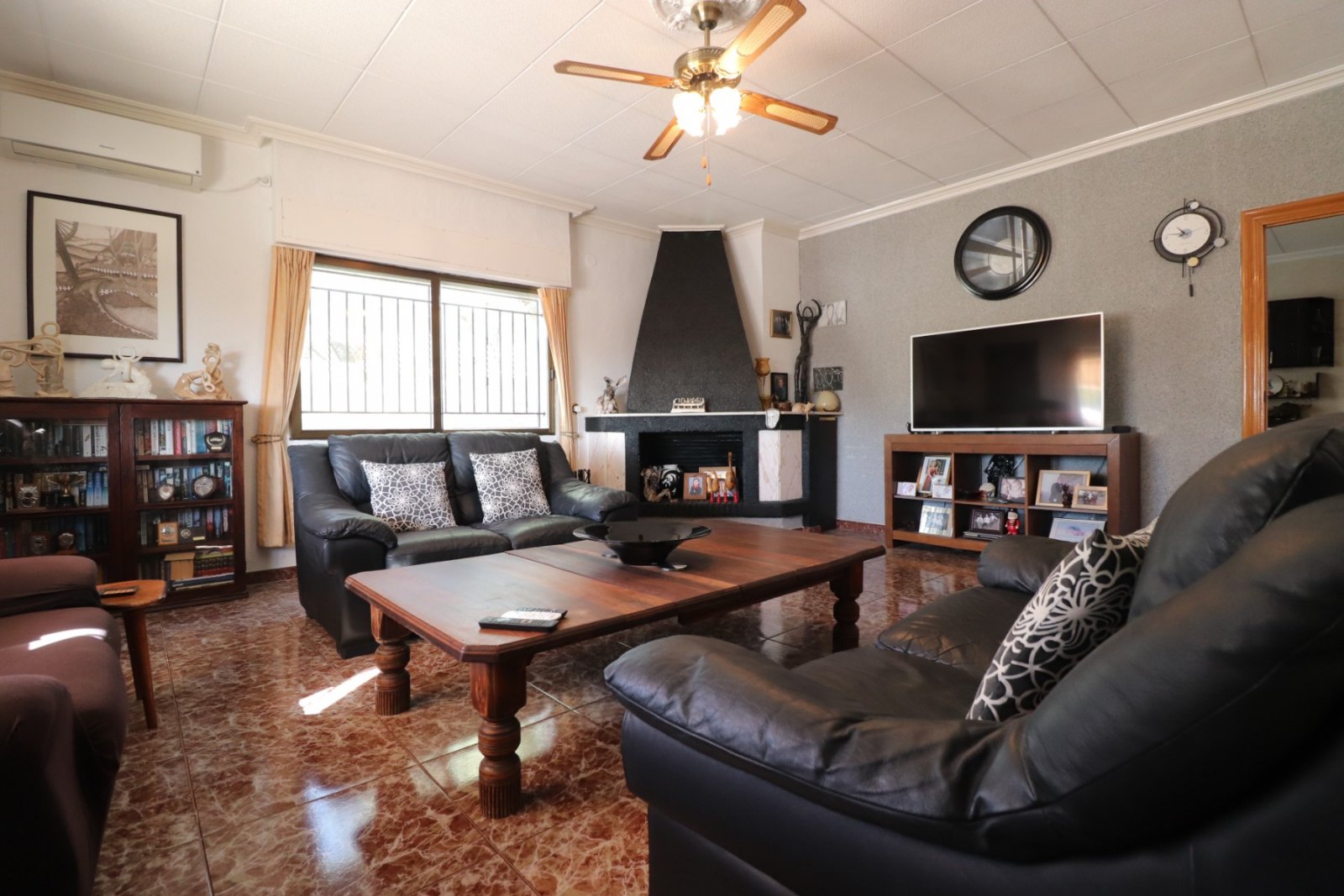 Villa avec 6 chambres, 4 salles de bains, un garage et une piscine privée