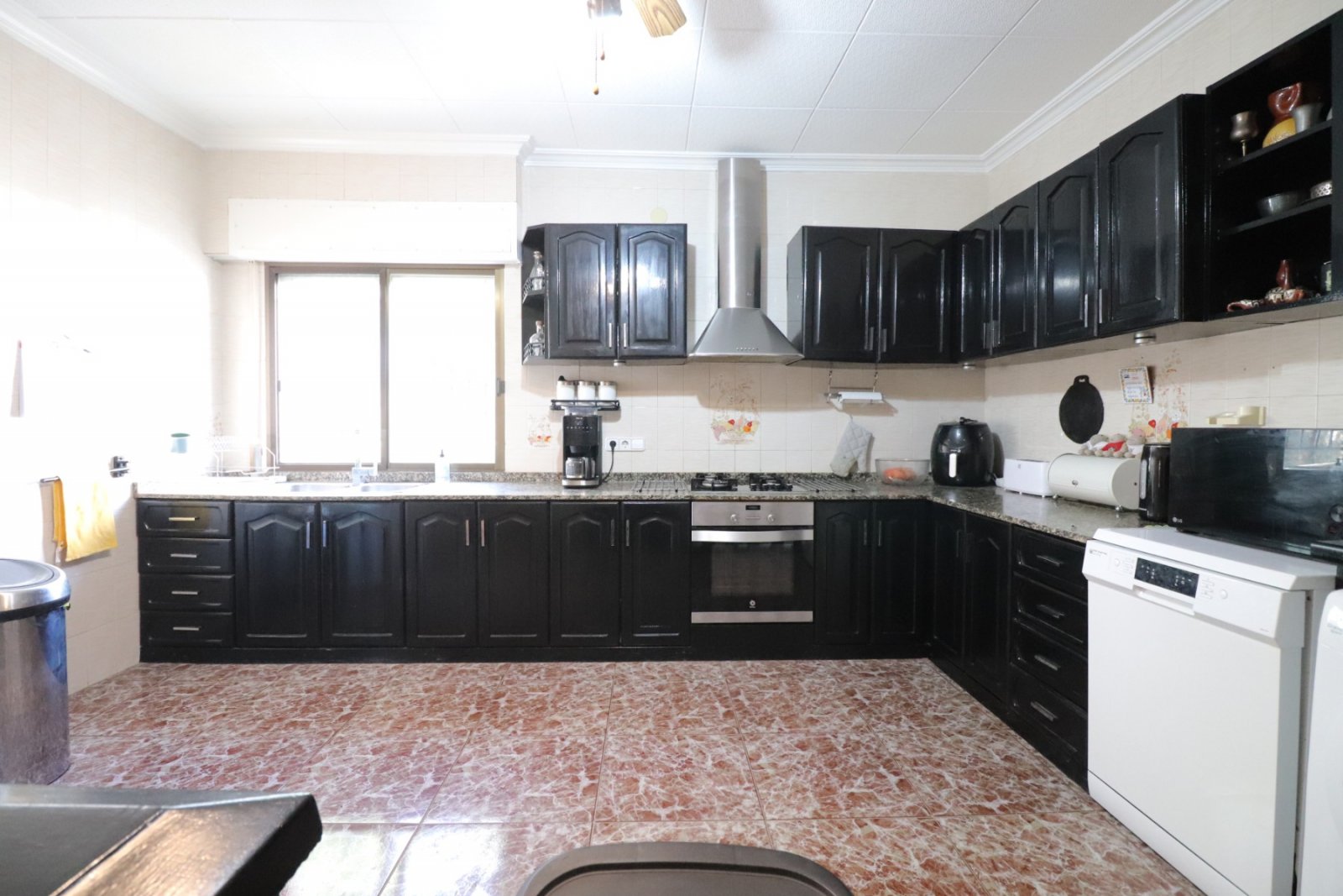Villa avec 6 chambres, 4 salles de bains, un garage et une piscine privée
