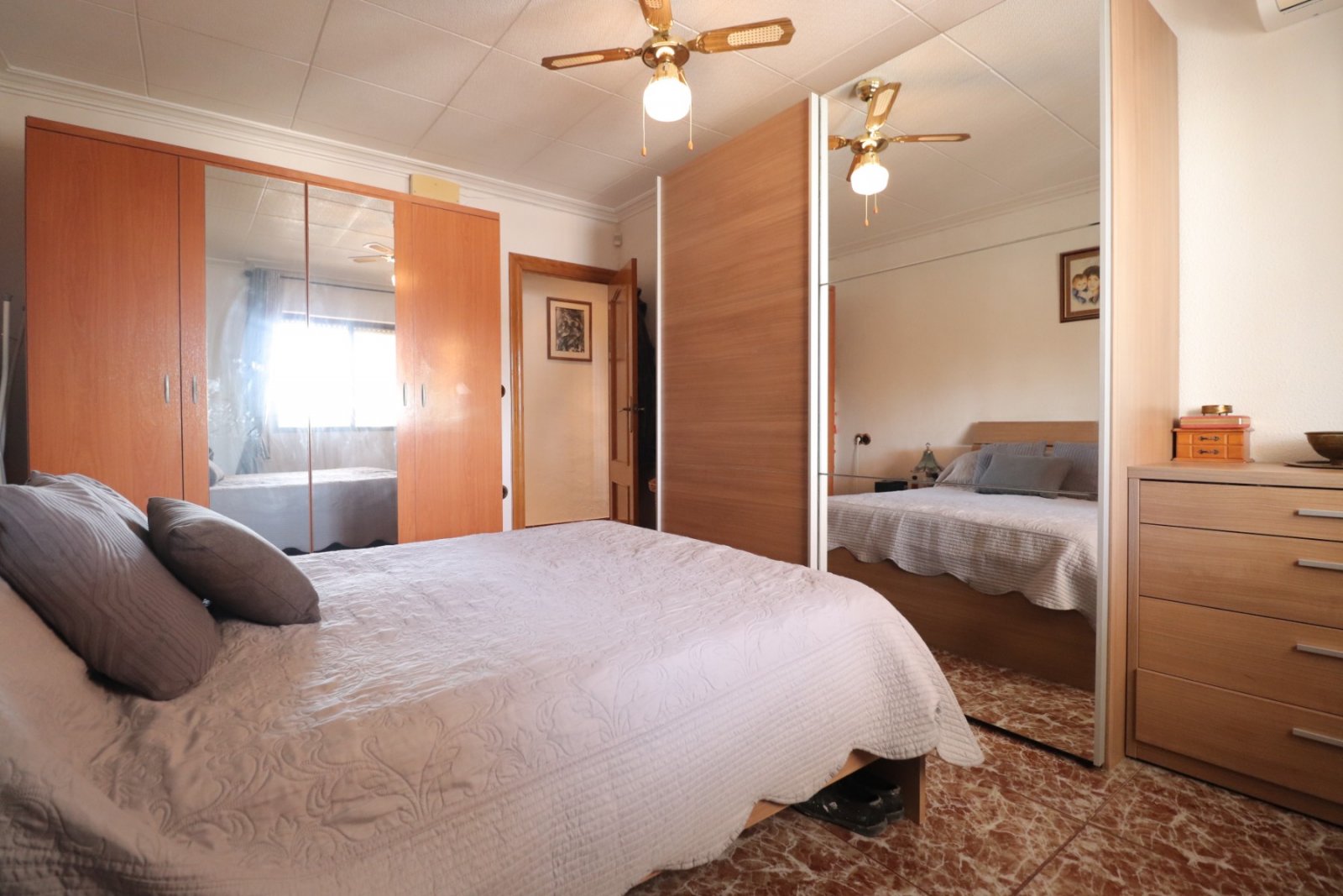 Villa avec 6 chambres, 4 salles de bains, un garage et une piscine privée