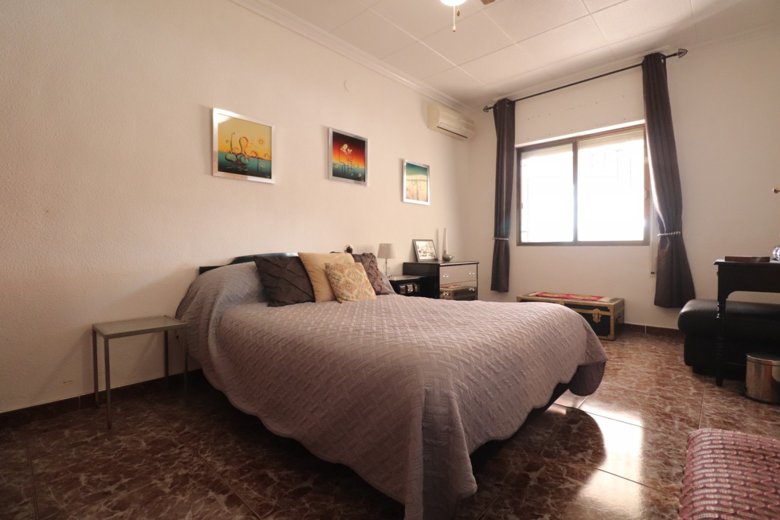 Villa avec 6 chambres, 4 salles de bains, un garage et une piscine privée