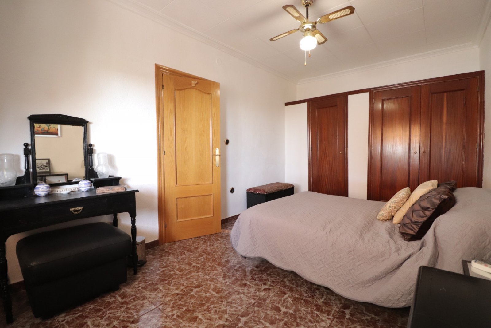 Villa avec 6 chambres, 4 salles de bains, un garage et une piscine privée