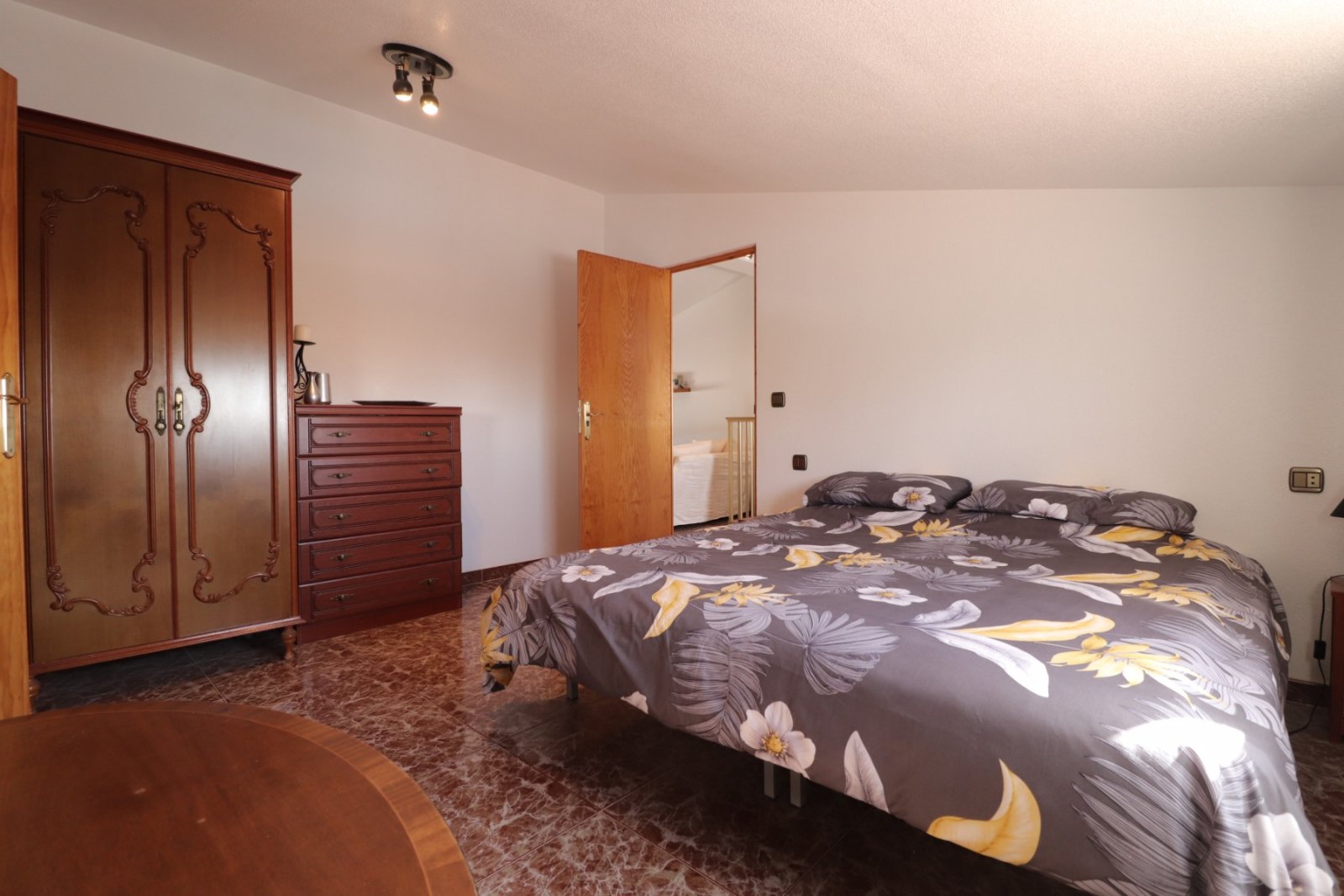 Villa avec 6 chambres, 4 salles de bains, un garage et une piscine privée