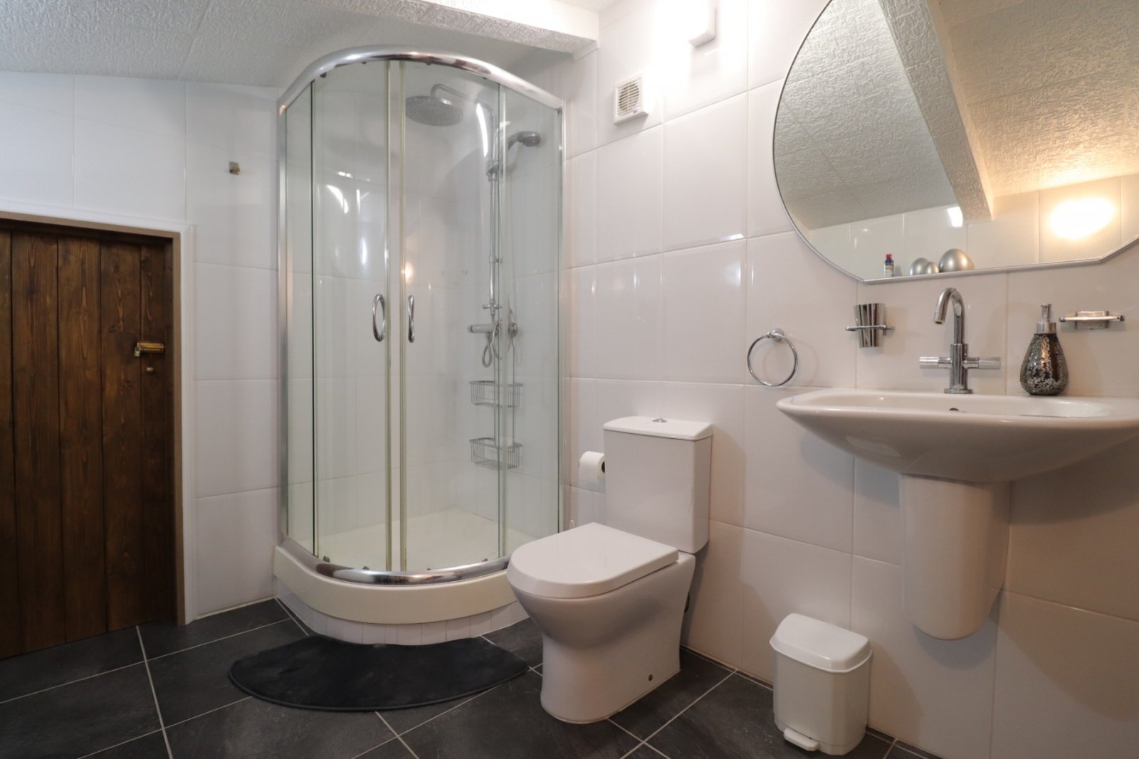 Villa avec 6 chambres, 4 salles de bains, un garage et une piscine privée