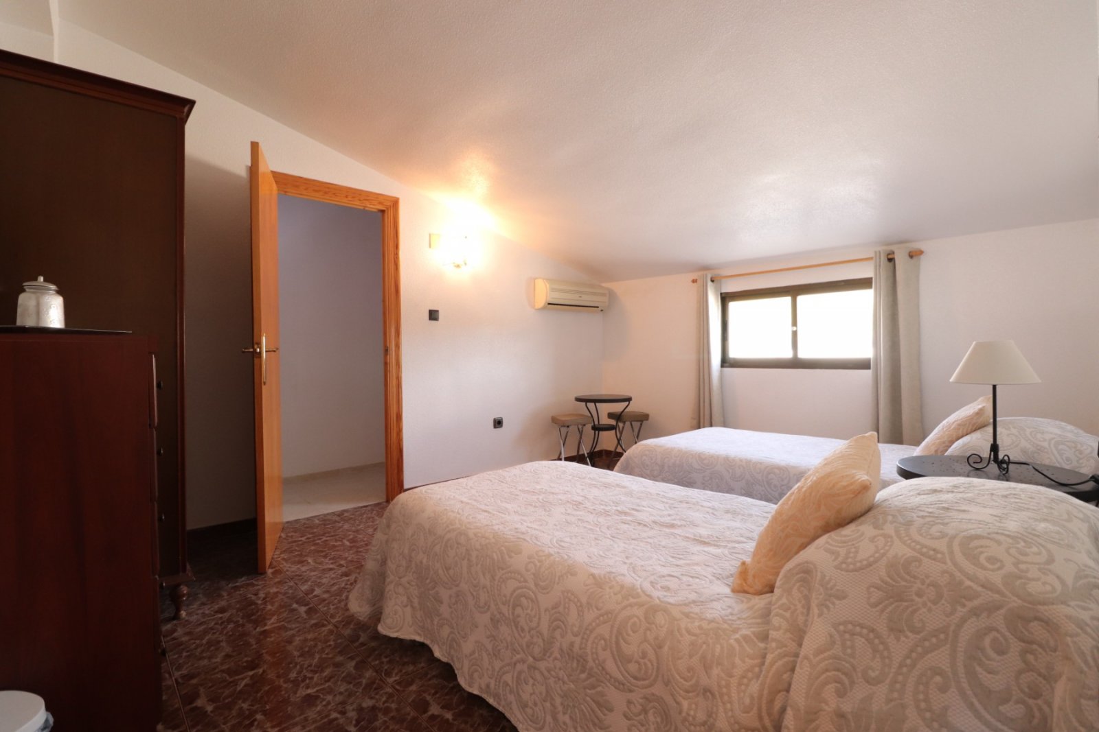 Villa avec 6 chambres, 4 salles de bains, un garage et une piscine privée