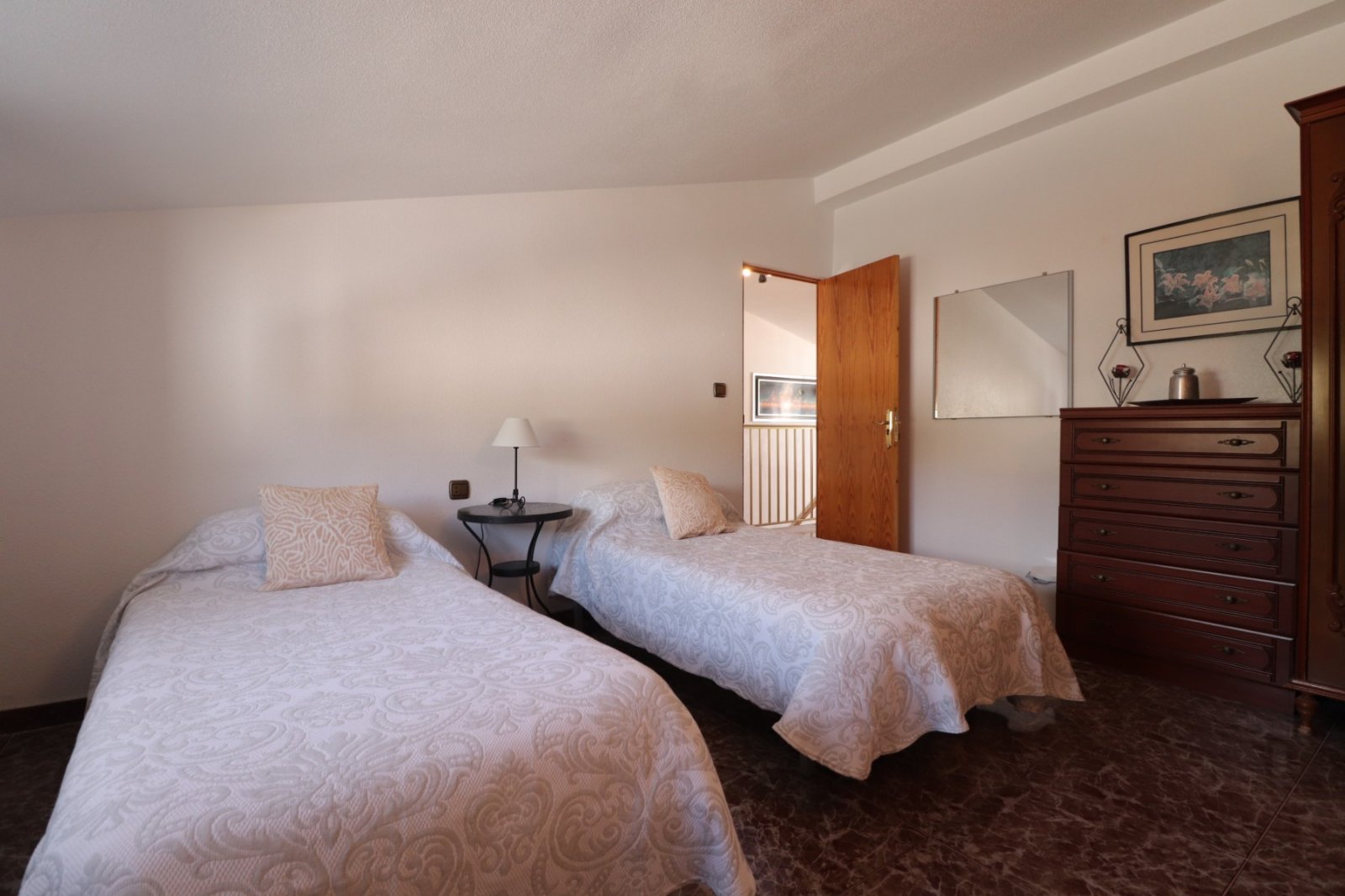 Villa avec 6 chambres, 4 salles de bains, un garage et une piscine privée