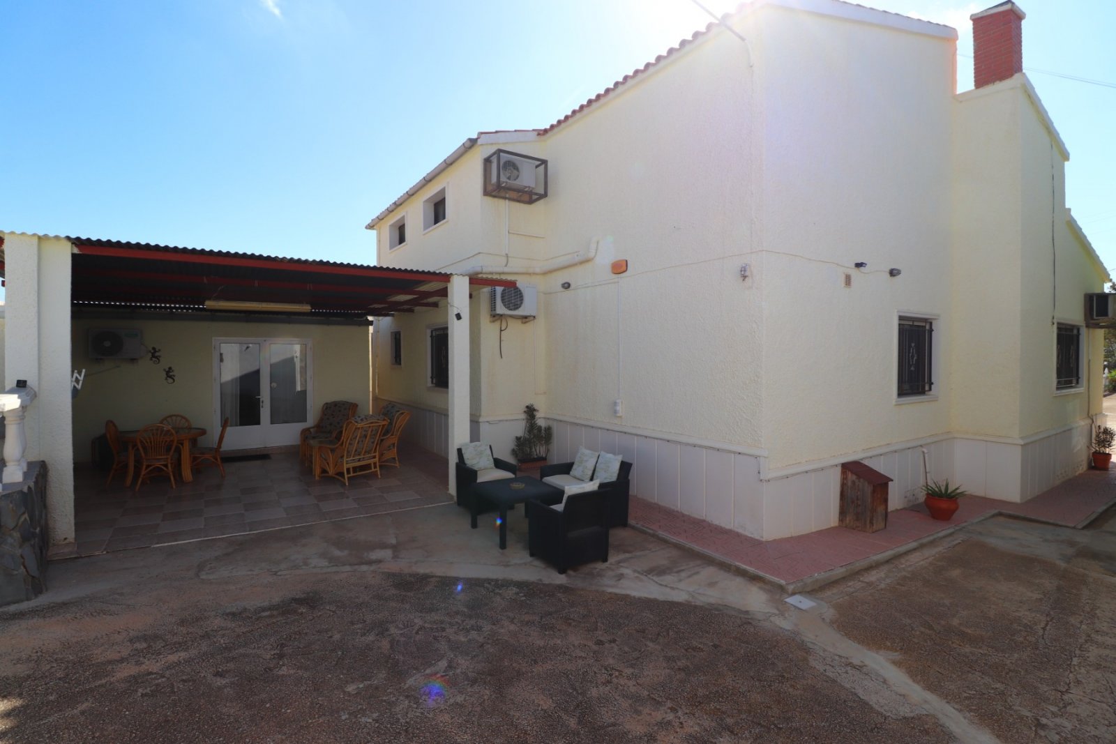 Villa avec 6 chambres, 4 salles de bains, un garage et une piscine privée