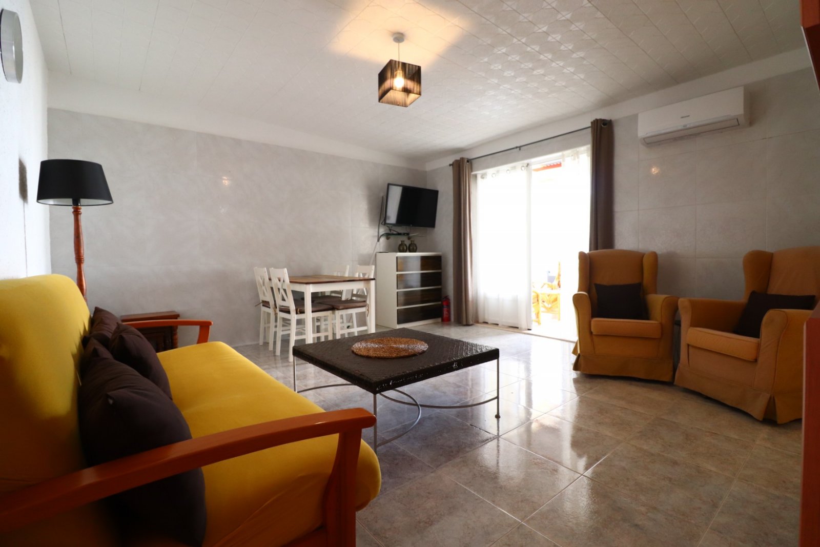Villa avec 6 chambres, 4 salles de bains, un garage et une piscine privée