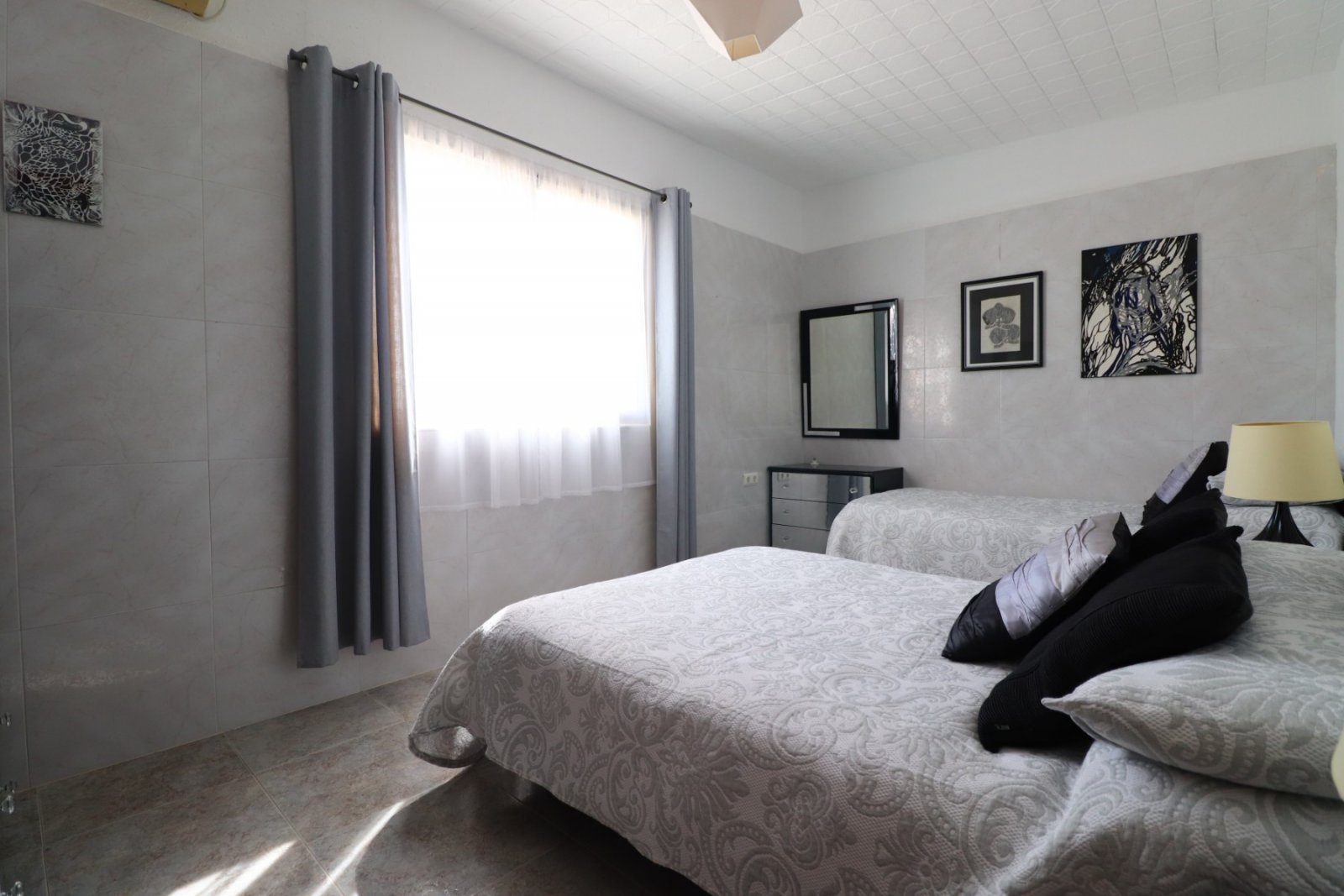 Villa avec 6 chambres, 4 salles de bains, un garage et une piscine privée