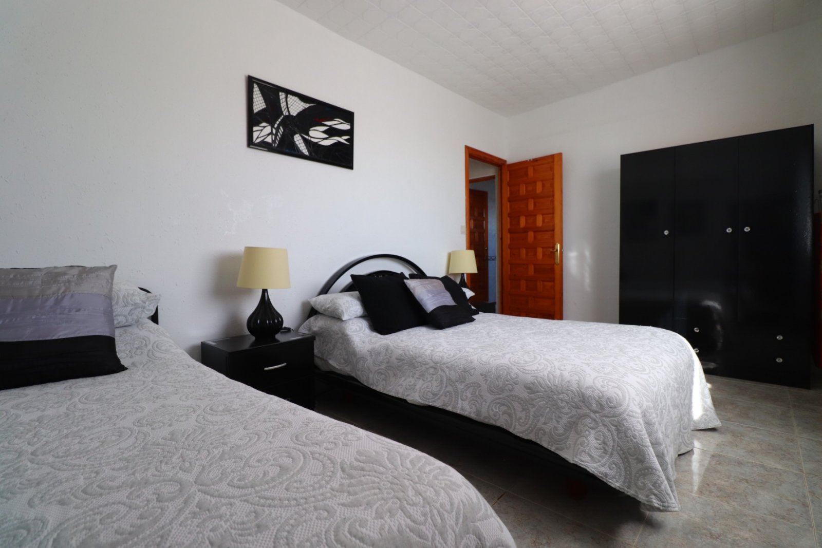 Villa avec 6 chambres, 4 salles de bains, un garage et une piscine privée