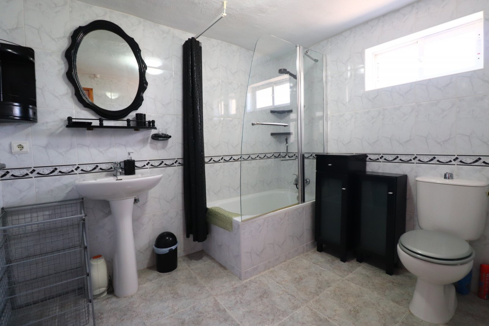 Villa avec 6 chambres, 4 salles de bains, un garage et une piscine privée