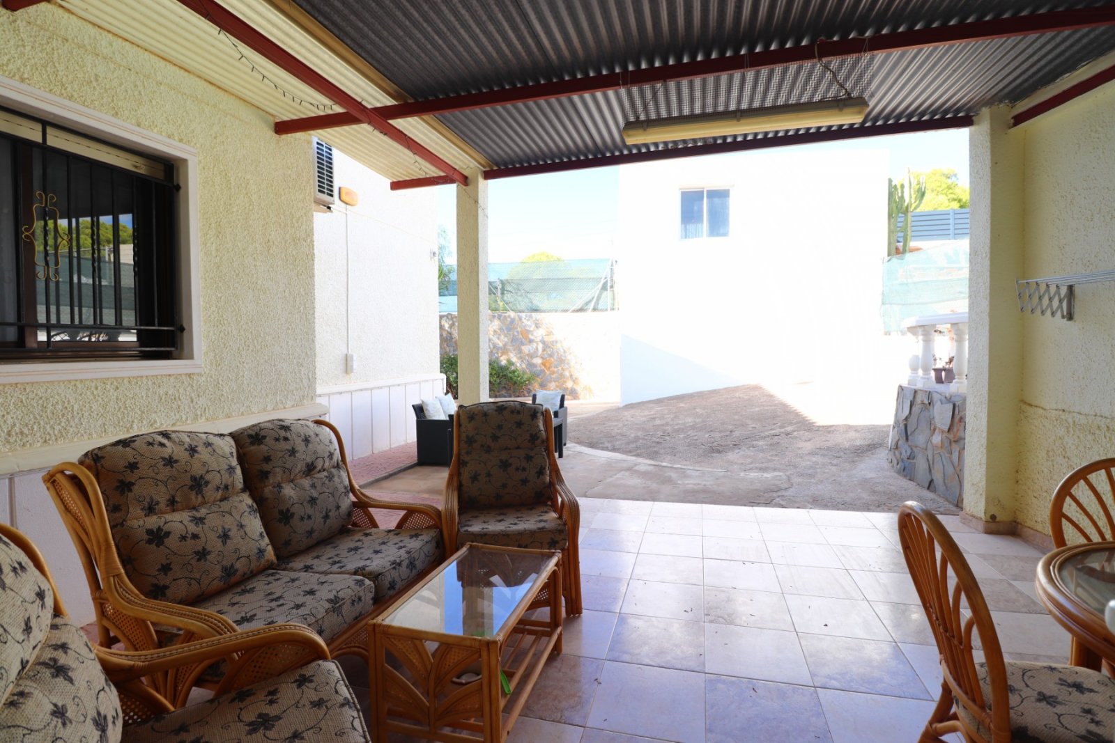 Villa avec 6 chambres, 4 salles de bains, un garage et une piscine privée