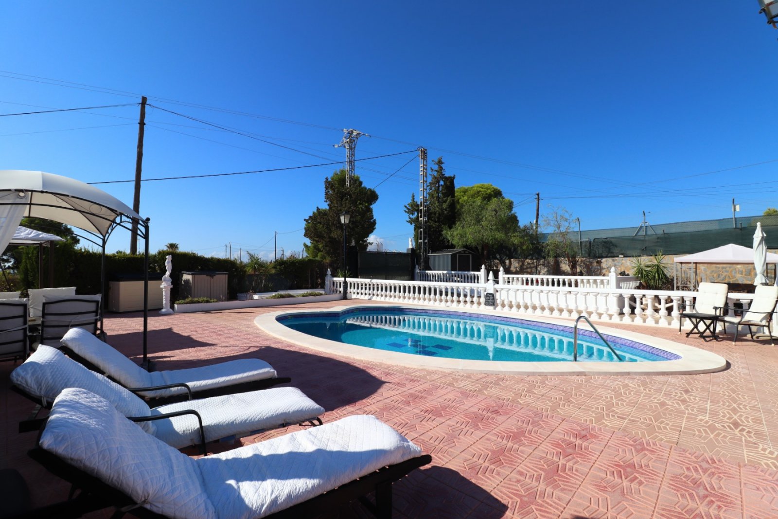 Villa avec 6 chambres, 4 salles de bains, un garage et une piscine privée