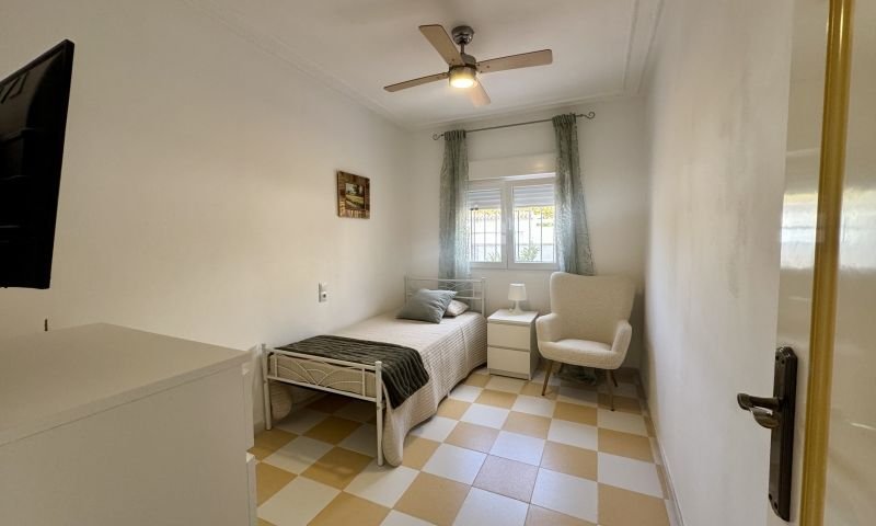 Villa individuelle avec 4 chambres, 2 salles de bains, une terrasse sur le toit et un garage à Aguas Nuevas