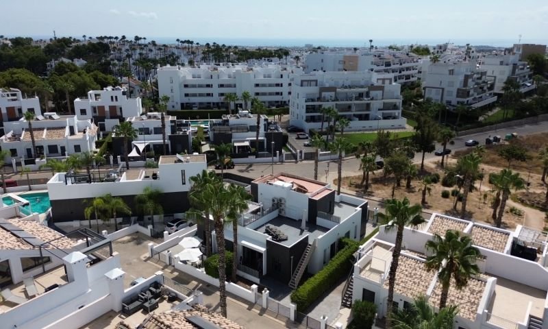 Maison avec 2 chambres, 2 salles de bains, une terrasse sur le toit et une piscine commune