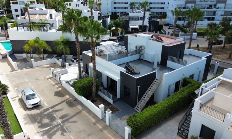 Maison avec 2 chambres, 2 salles de bains, une terrasse sur le toit et une piscine commune