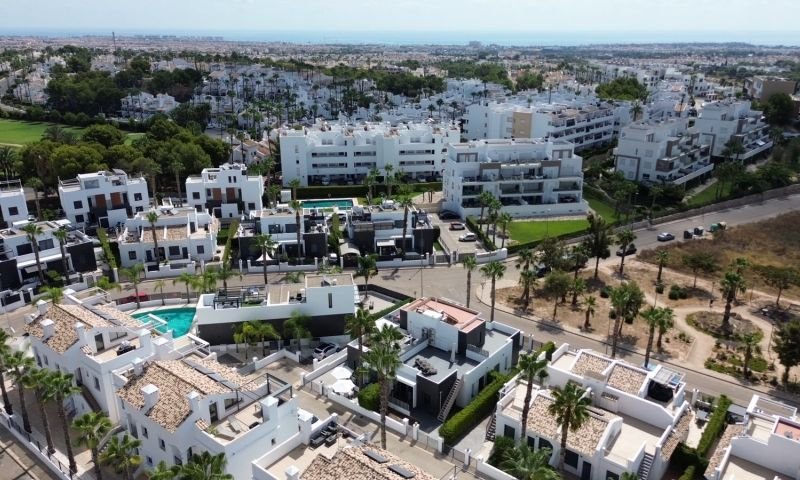 Maison avec 2 chambres, 2 salles de bains, une terrasse sur le toit et une piscine commune